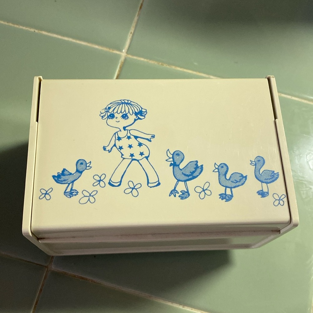 Vintage jewelry box so cute great condition